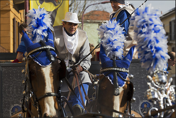 Here come the battle chariots pulled by two or four horses