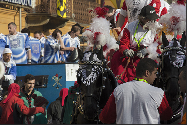 Here come the battle chariots pulled by two or four horses