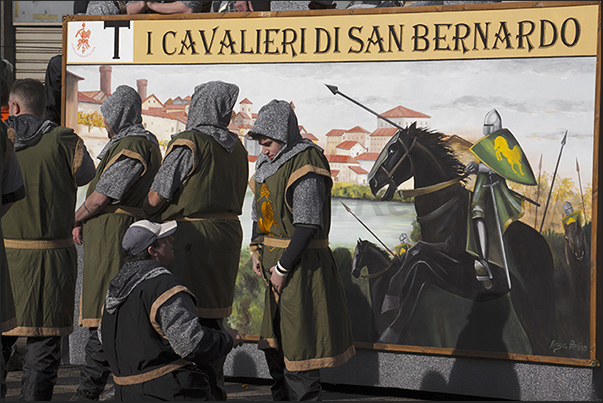 The Chariot, over thirty, representing the guards of the tyrant who fight against people The Chariot, over thirty, representing the guards of the tyrant who fight against people