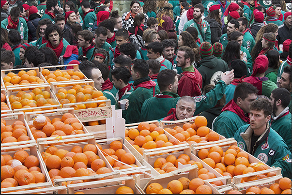 Every neighborhood prepares the ammunition (oranges), ready to throw the oranges against to the guards on the chariots