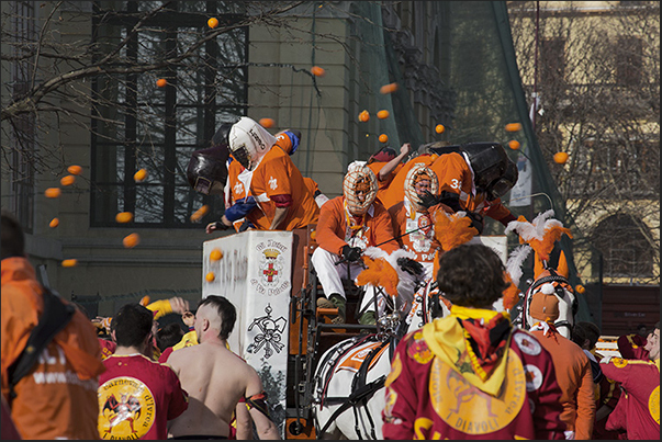 People, fights against the chariots with the guards of tyrants People, fights against the chariots with the guards of tyrants