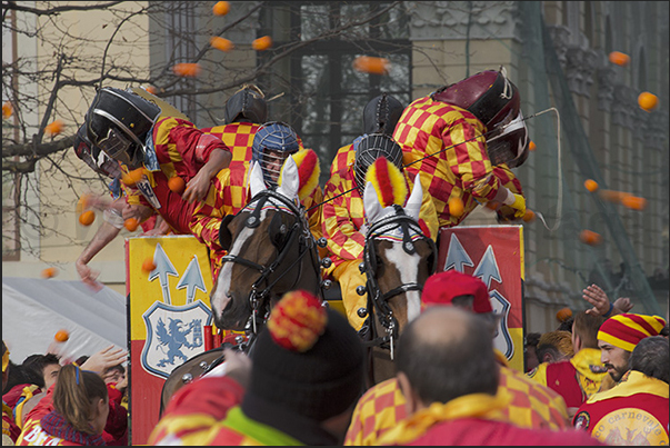 Among the people of the neighborhoods and the guards on the chariots are held long battles with oranges