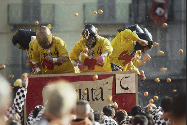 Among the people of the neighborhoods and the guards on the chariots are held long battles with oranges