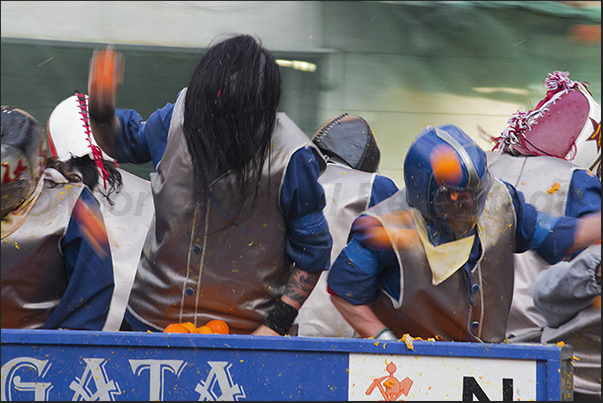 The guards on the chariots, they defend themselves effectively against those on the ground The guards on the chariots, they defend themselves effectively against those on the ground