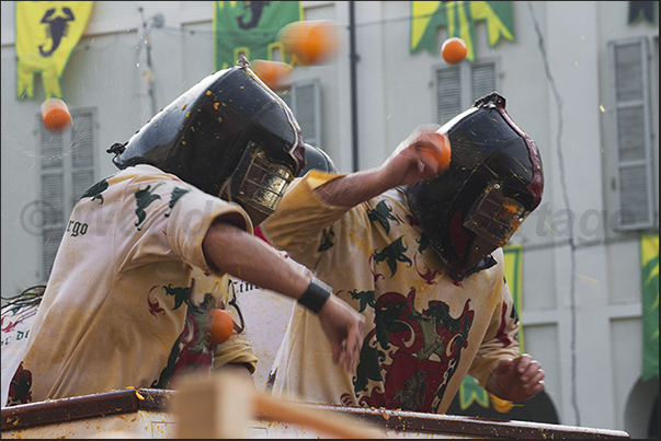 The guards on the chariots, they defend themselves effectively against those on the ground