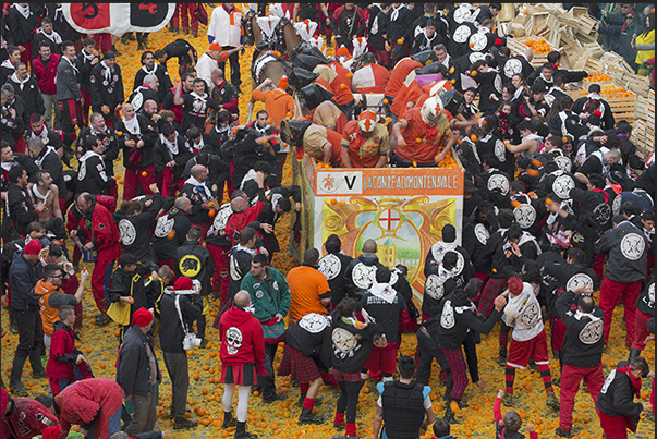 The battle between the people on the ground and the guards of the tyrant on the chariot