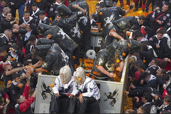 The battle between the people on the ground and the guards of the tyrant on the chariot