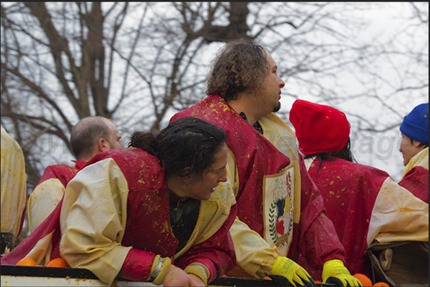 The day of battle is over. On chariots and in the squares, the throwers finally are in rest