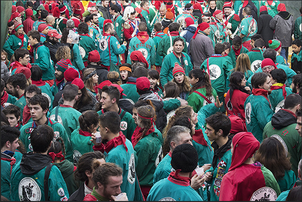 The day of battle is over. On chariots and in the squares, the throwers finally are in rest