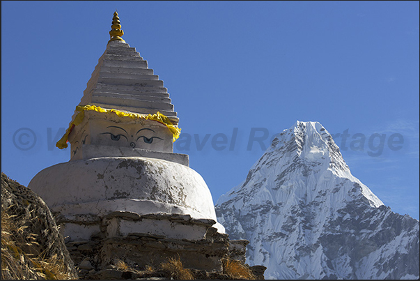 Ancient Stupa on the trail before reaching the village of Pangboche (3930 m)