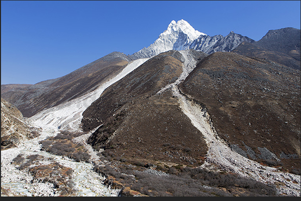 Pourings of gravel and stones that flows down from the glacier of Mount Ama Dablam