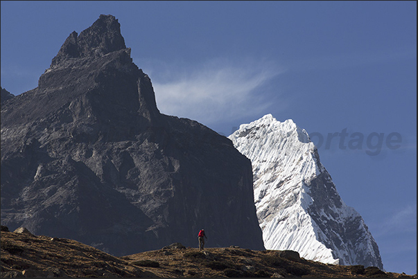 The glacier of Mount Cholatse (6335 m) on the horizon