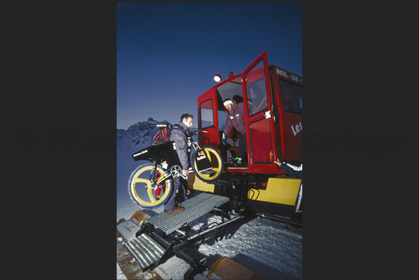 Before the sunrise, the bicycles are loading on the tractor to bring them at the arrival of the slope