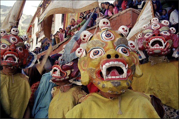 The monks dance in their traditional costumes, a considerable effort since the dances are held at over 3500 m altitude The monks dance in their traditional costumes, a considerable effort since the dances are held at over 3500 m altitude