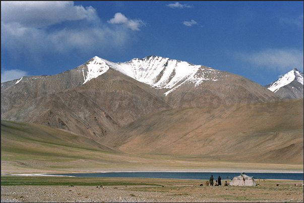 Nomad tent along the road that leads to the city of Leh