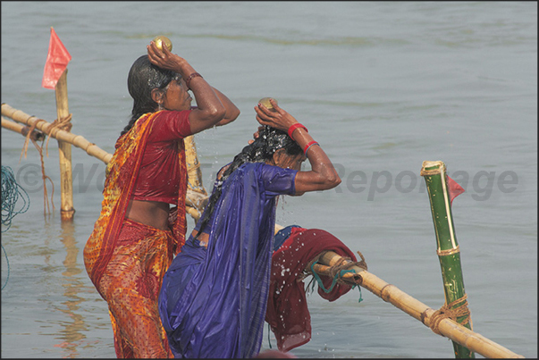 Purification bath of the body and spirit with water (basic element of Hindu religion), of the sacred Gandak river