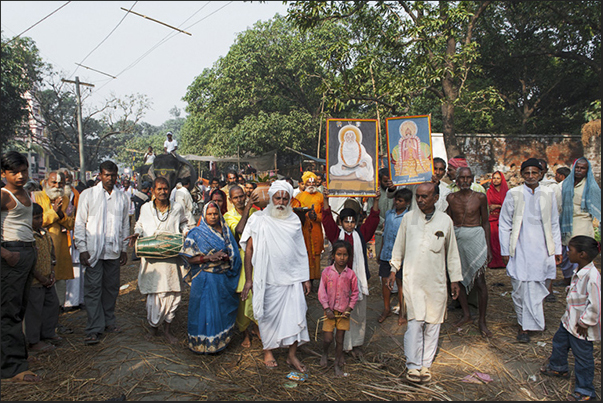 A holy man with his followers, heads to the Gandak river for purifying bath